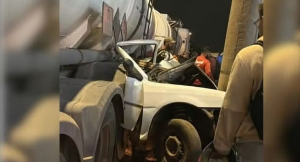 Motorista morre após carro ficar prensado entre caminhão e poste em Aparecida de Goiânia, Goiás — Foto: Reprodução/TV Anhanguera
