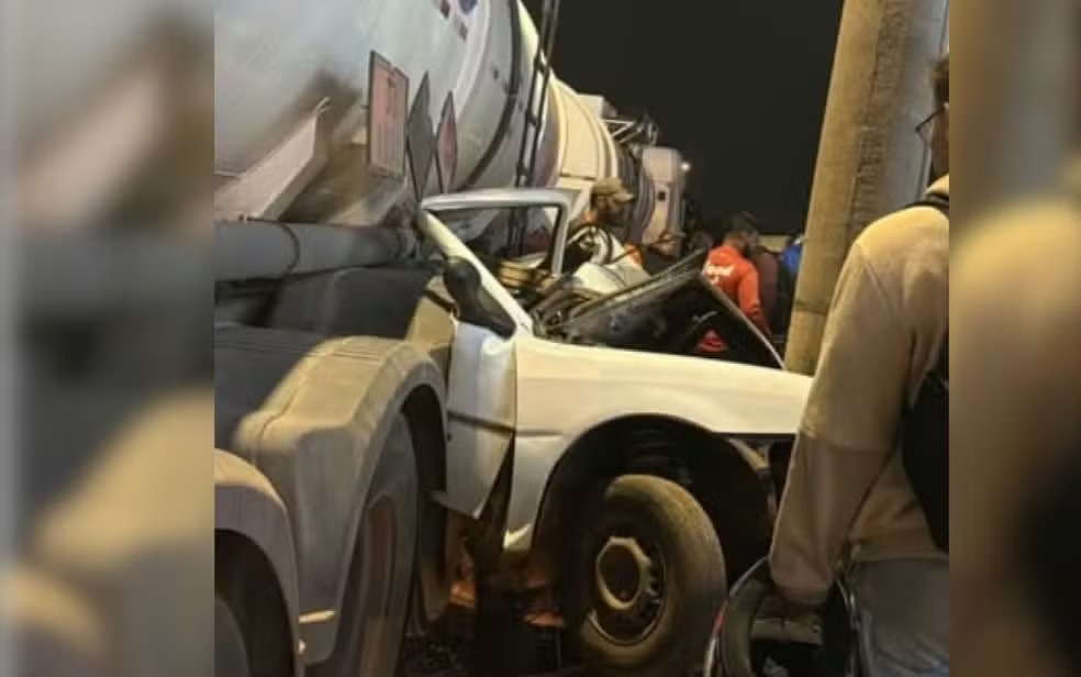 Motorista morre após carro ficar prensado entre caminhão e poste em Aparecida de Goiânia, Goiás — Foto: Reprodução/TV Anhanguera