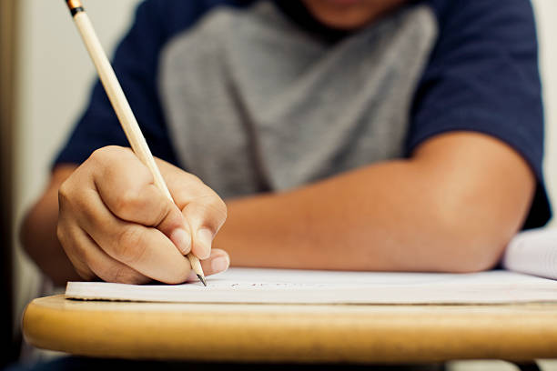 Escola tenta contato com responsável por aluno esquecido e descobre que pai foi preso por tráfico de drogas
