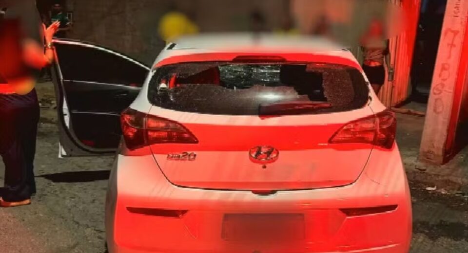 Mulher invade casa de ex-marido com carro e acaba atropelando criança e adolescentes