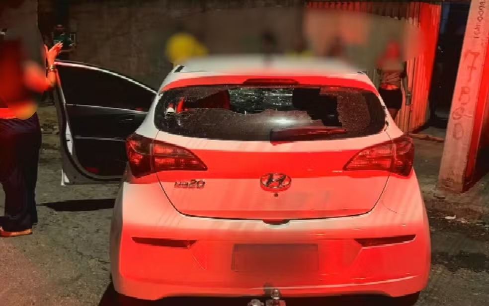 Mulher invade casa de ex-marido com carro e acaba atropelando criança e adolescentes