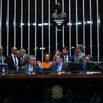 Mulher invade casa de ex-marido com carro e acaba atropelando criança e adolescentes