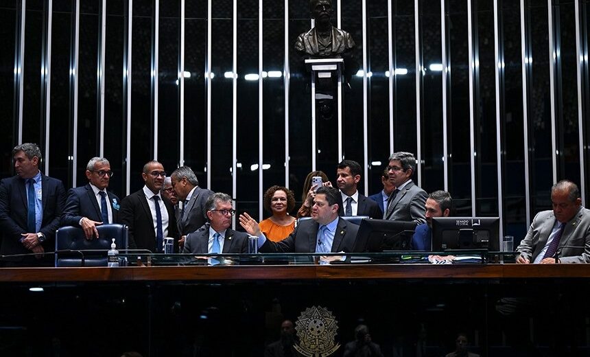 Senado aprova projeto que autoriza venda de spray de defesa pessoal para mulheres