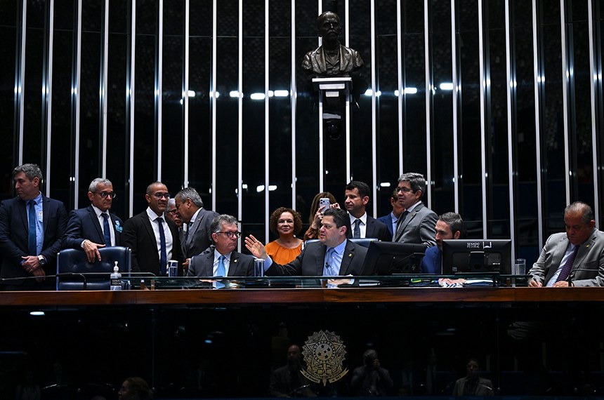 Senado aprova projeto que autoriza venda de spray de defesa pessoal para mulheres