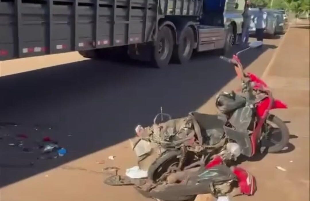 Motociclista salta de moto segundos antes de ser atingida e arrastada por carreta
