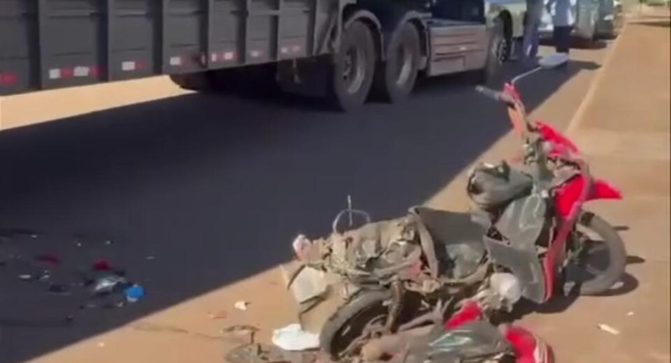Motociclista salta de moto segundos antes de ser atingida e arrastada por carreta