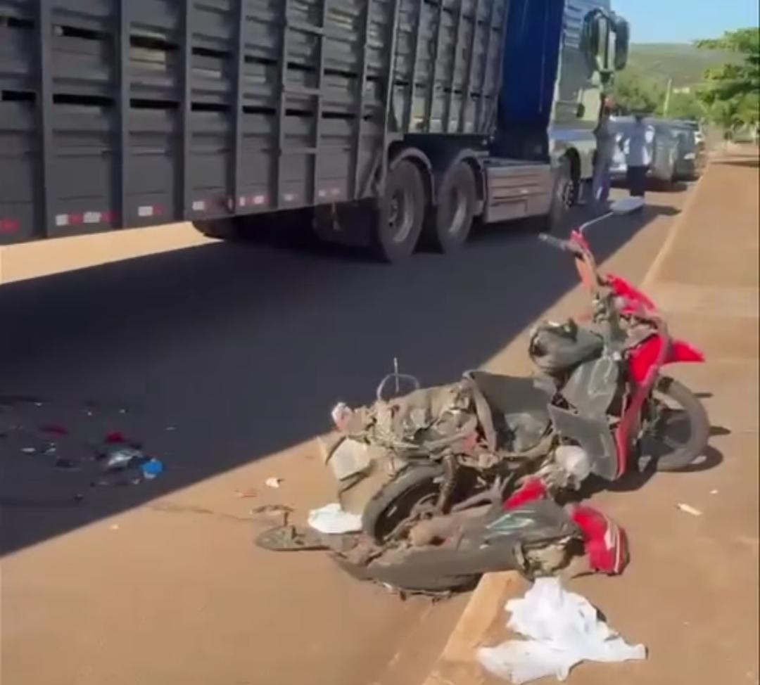 Motociclista salta de moto segundos antes de ser atingida e arrastada por carreta