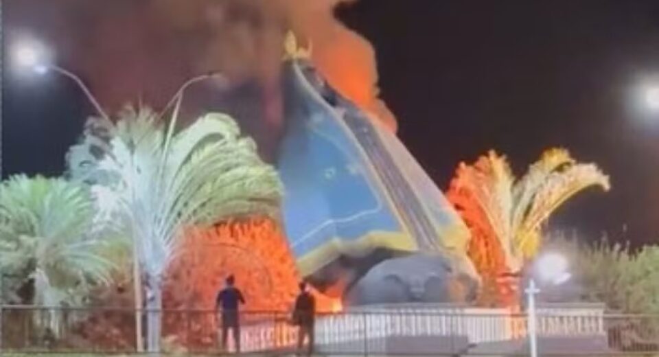 Imagem de Nossa Senhora Aparecida é destruída por incêndio em Nerópolis; polícia investiga possível ato de vandalismo