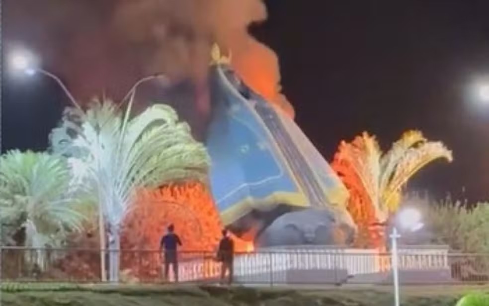 Imagem de Nossa Senhora Aparecida é destruída por incêndio em Nerópolis; polícia investiga possível ato de vandalismo