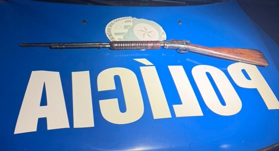 PM apreende espingarda e leva morador à delegacia após denúncia em Amaralina
