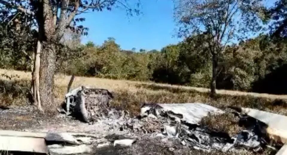 Avião faz pouso forçado, pega fogo e polícia encontra 300 kg de cocaína escondidos