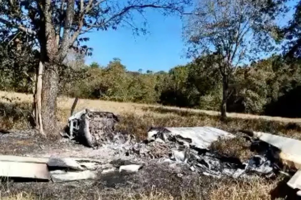 Avião faz pouso forçado, pega fogo e polícia encontra 300 kg de cocaína escondidos