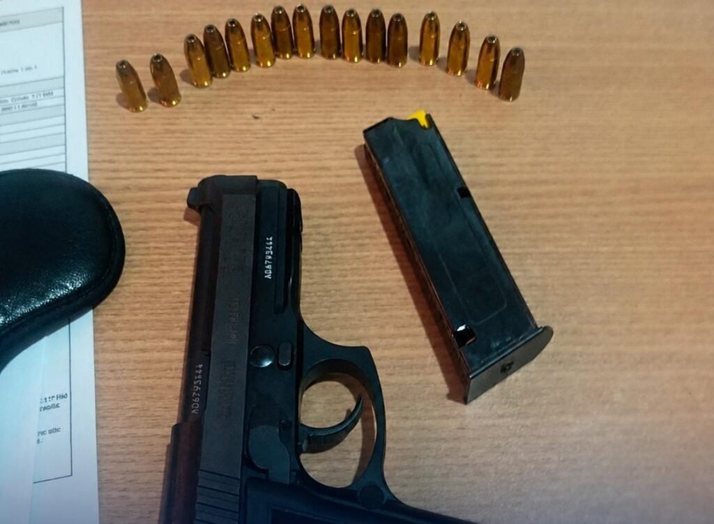 Homem é preso com pistola após denúncias de disparos na zona rural de Alvorada
