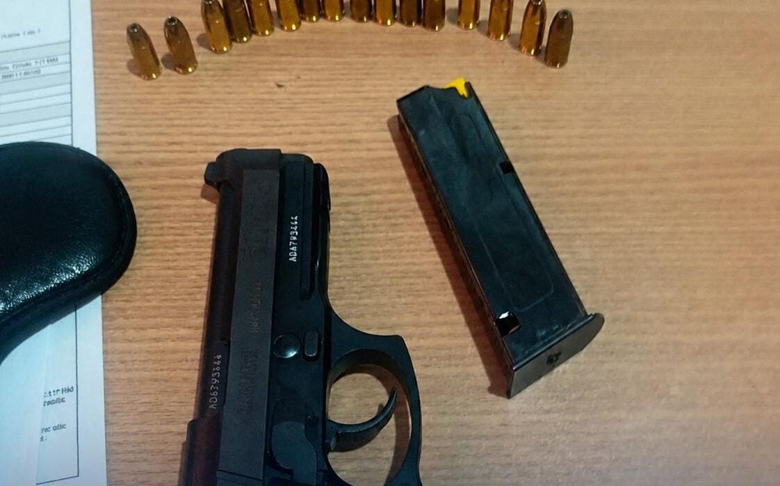 Homem é preso com pistola após denúncias de disparos na zona rural de Alvorada