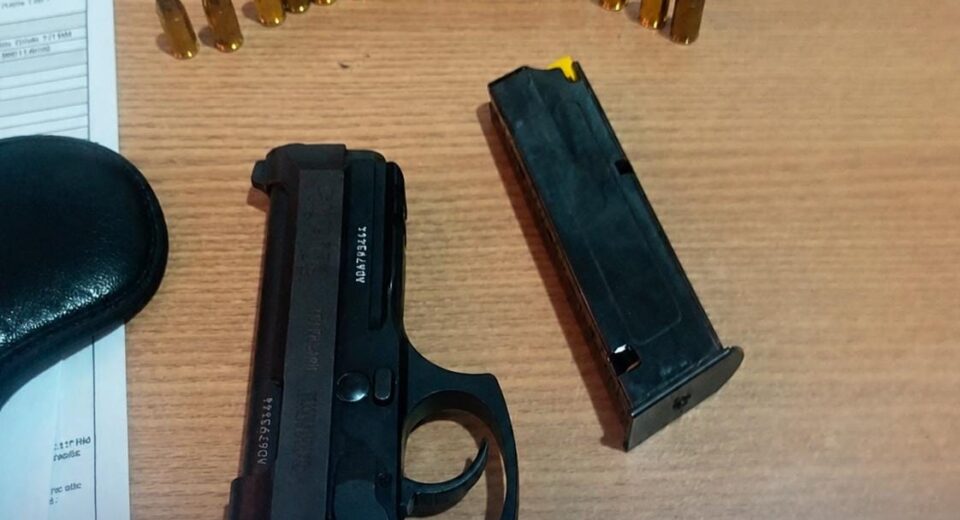 Homem é preso com pistola após denúncias de disparos na zona rural de Alvorada