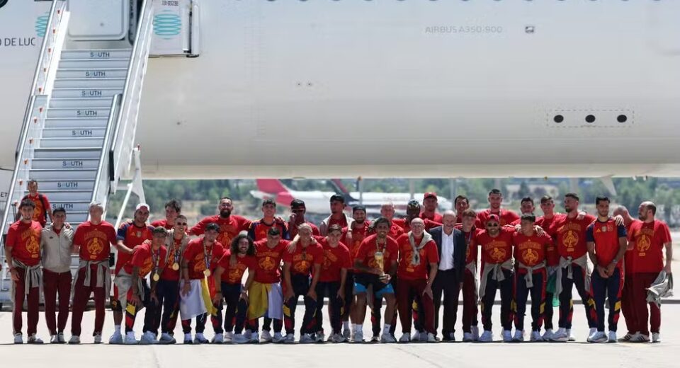 Seleção da Espanha desembarca em Madri — Foto: REUTERS