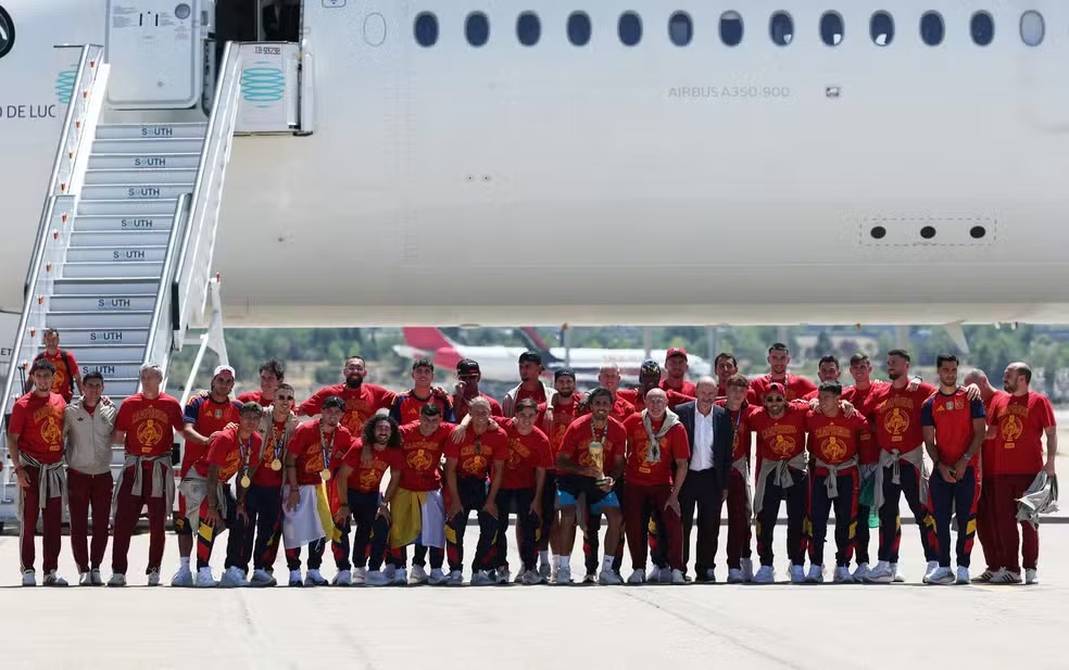 Seleção da Espanha desembarca em Madri — Foto: REUTERS