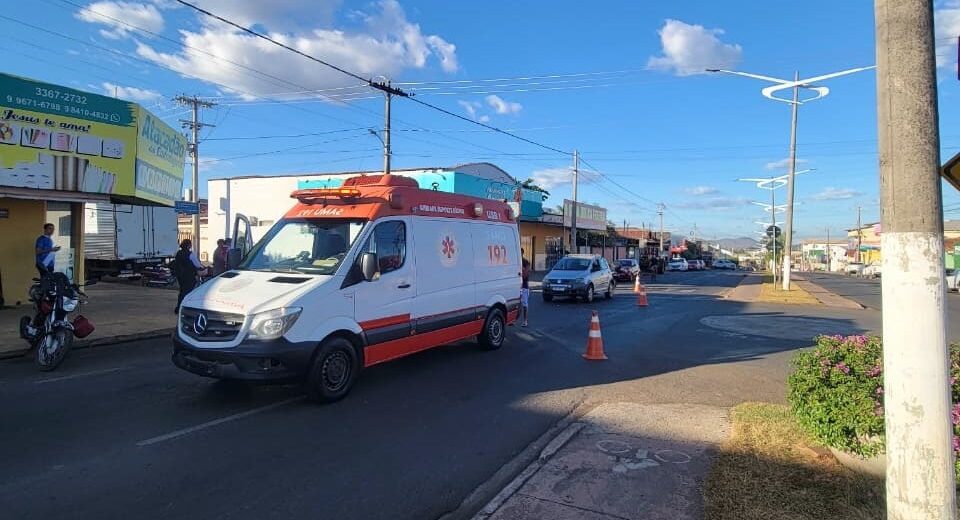 Mulher fica ferida após acidente entre carro e moto em rotatória de Porangatu
