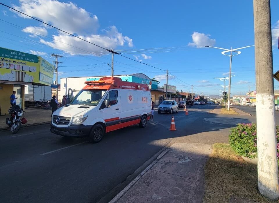 Mulher fica ferida após acidente entre carro e moto em rotatória de Porangatu