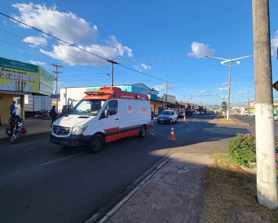 Mulher fica ferida após acidente entre carro e moto em rotatória de Porangatu