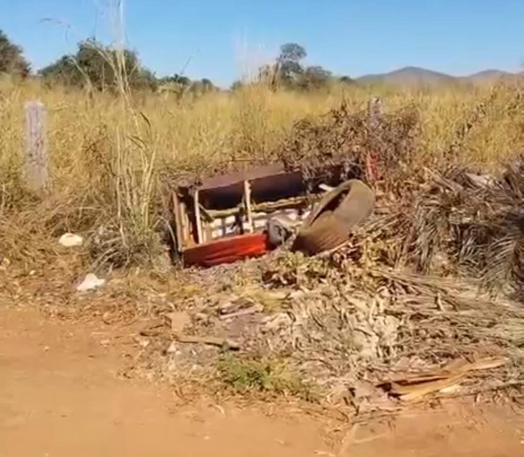 Moradora denuncia acúmulo de lixo e mato em rua do Setor Sete Rancho, em Porangatu