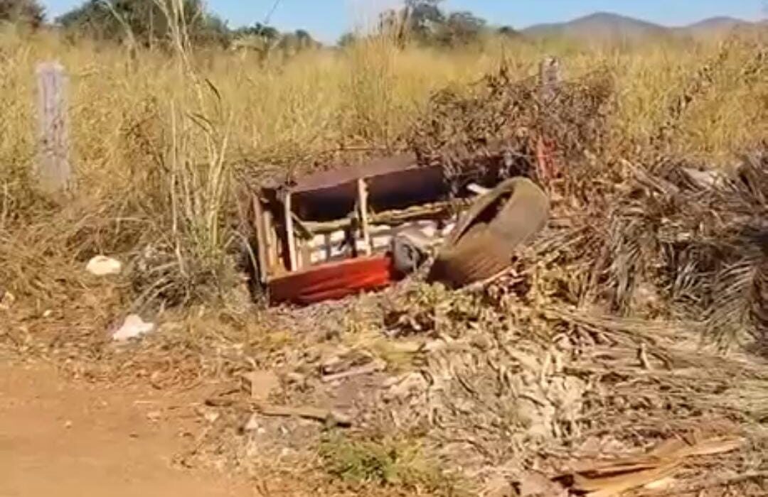 Moradora denuncia acúmulo de lixo e mato em rua do Setor Sete Rancho, em Porangatu