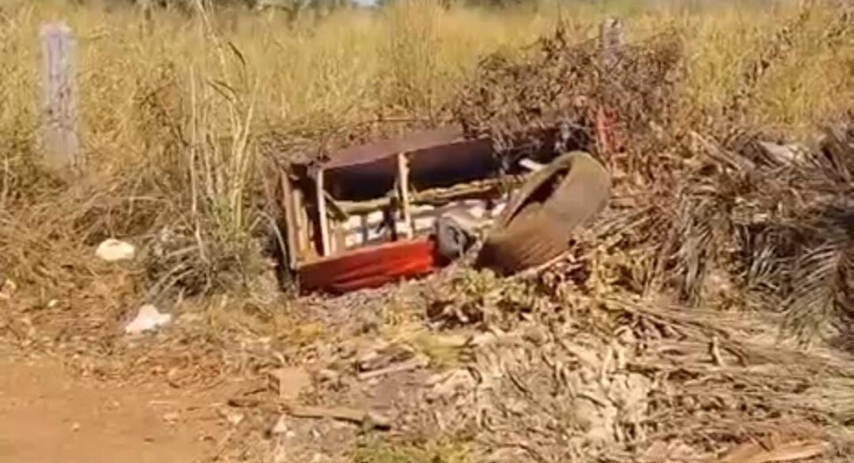 Moradora denuncia acúmulo de lixo e mato em rua do Setor Sete Rancho, em Porangatu