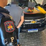Bombeiros resgatam cachorro preso em grade de portão em Piracanjuba
