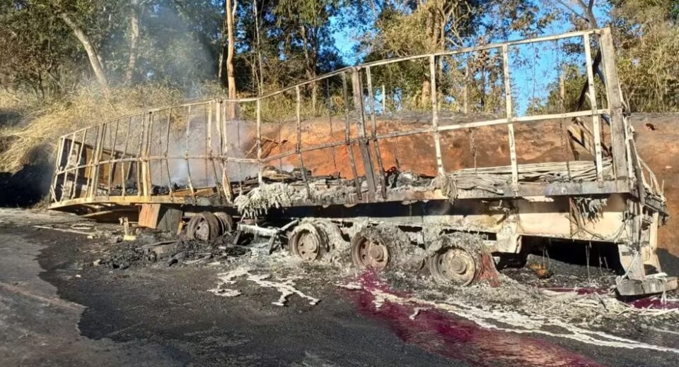 Caminhão explode em acidente e causa congestionamento de Professor Jamil a Goiânia na BR-153 — Foto: Divulgação/PRF Goiás