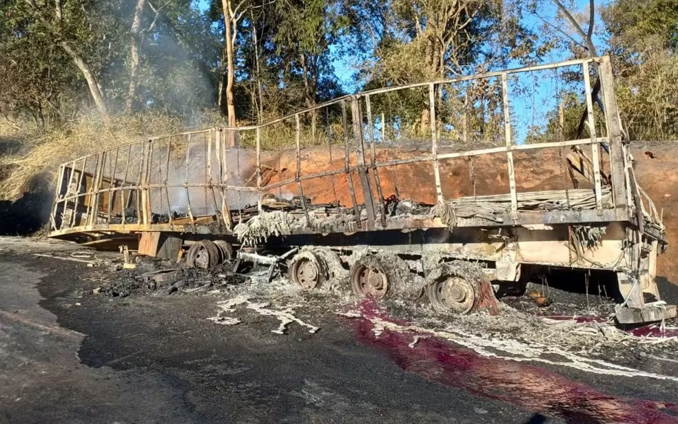 Caminhão explode em acidente e causa congestionamento de Professor Jamil a Goiânia na BR-153 — Foto: Divulgação/PRF Goiás