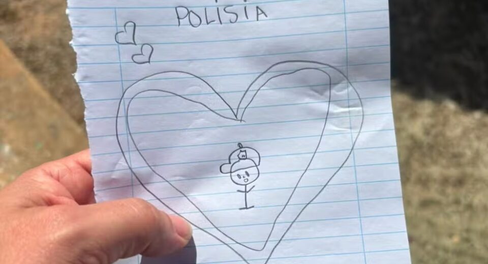 Criança surpreende ao dar presente a delegado durante prisão do tio, em Aparecida de Goiânia, Goiás — Foto: Divulgação/Polícia Civil