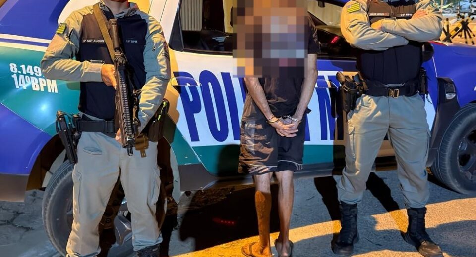 Foragido com pena superior a 17 anos é preso pela PM cinco minutos após denúncia em Uruaçu