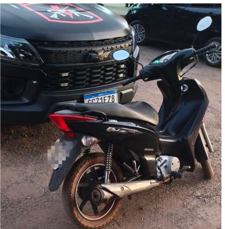 Câmeras de segurança registraram homem furtando motocicleta em Porangatu