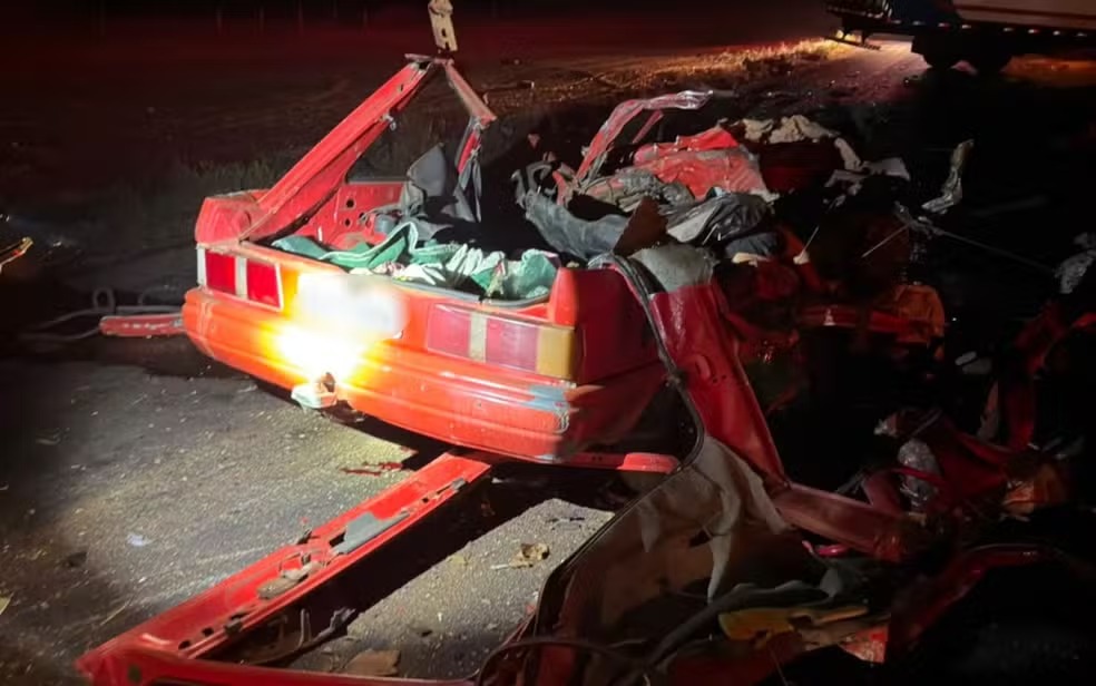 Quatro pessoas morreram e uma criança ficou gravemente ferida em um acidente na GO-139, perto de Vianópolis, em Goiás — Foto: Divulgação/ CBMGO de Silvânia