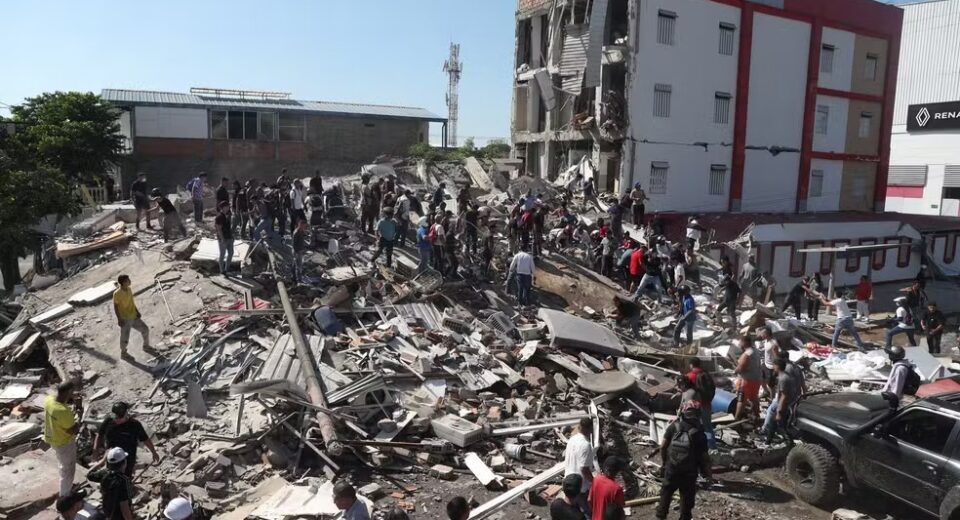 Equipes de resgate e moradores buscam por sobreviventes em escombros de prédio que colapsou em Cáli, na Colômbia, após terremoto de magnitude 7,4 que atingiu o país em 10 de agosto de 2026. — Foto: AP Photo/Santiago Saldarriaga
