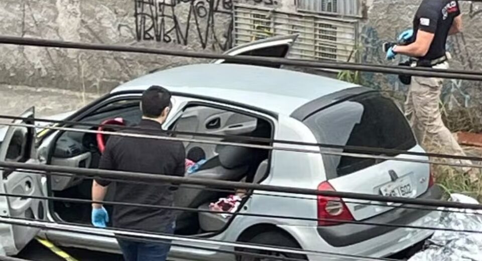 Carro onde as crianças foram encontradas mortas — Foto: Reprodução