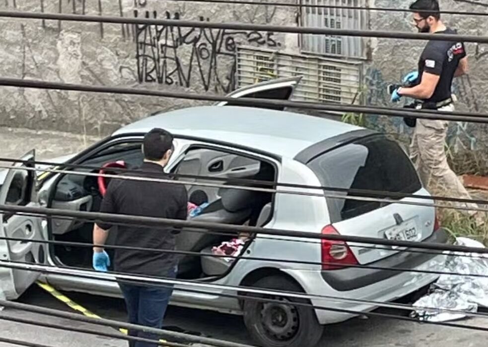 Carro onde as crianças foram encontradas mortas — Foto: Reprodução