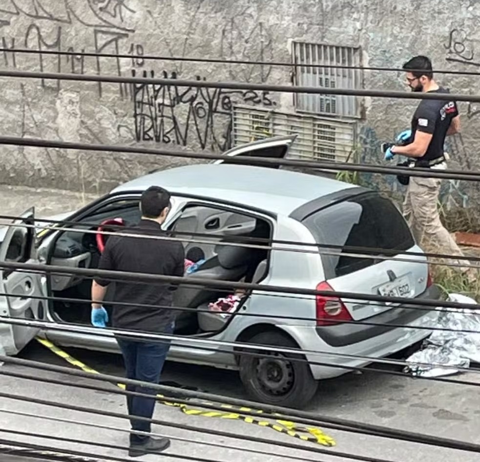 Carro onde as crianças foram encontradas mortas — Foto: Reprodução