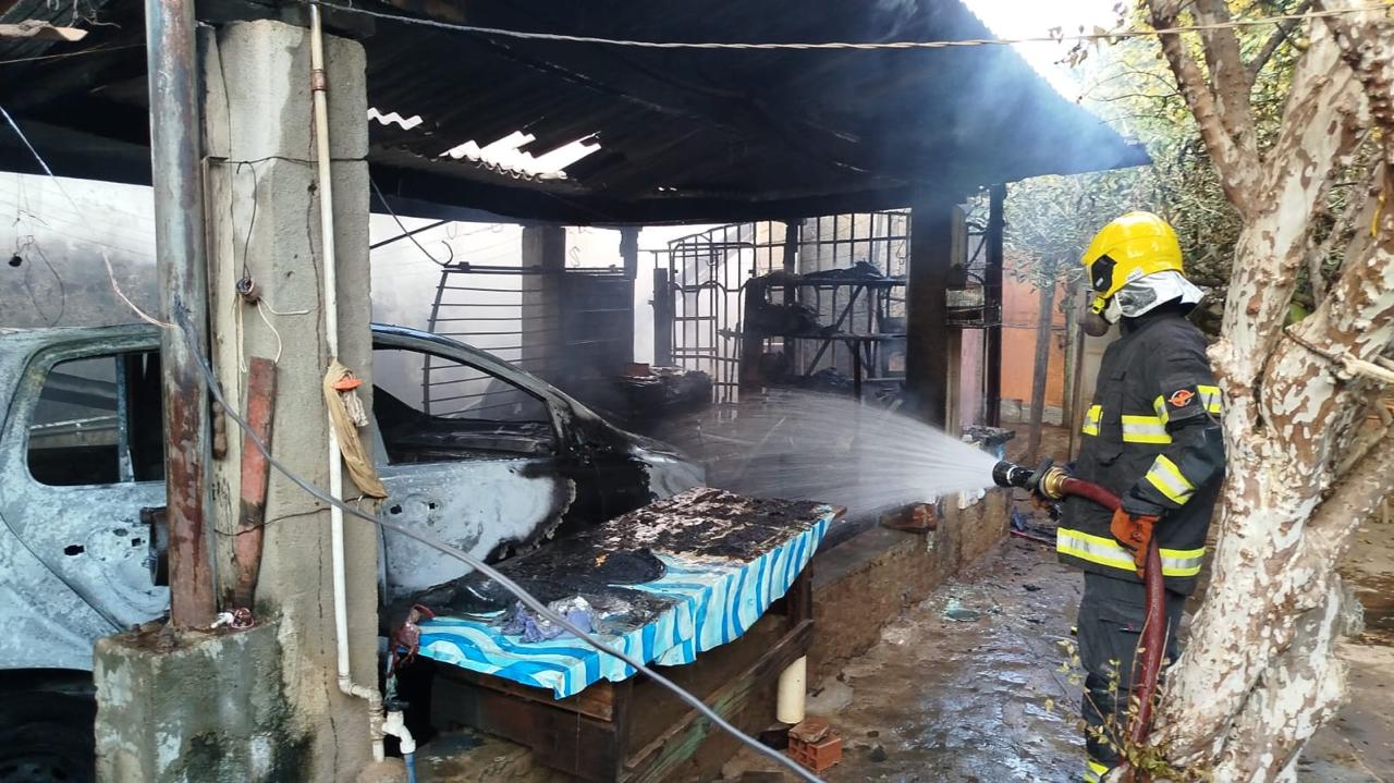 Incêndio destrói veículo dentro de garagem em Uruaçu