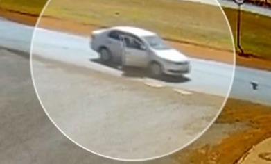Mulher se jogou de veículo em movimento por medo do marido, em Goiás — Foto: Divulgação/Polícia Militar