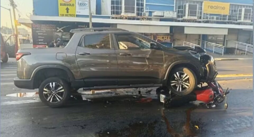 Casal que estava em moto foi atingido por caminhonete que era dirigida por adolescente de 17 anos bêbado — Foto: Reprodução/TV Anhanguera