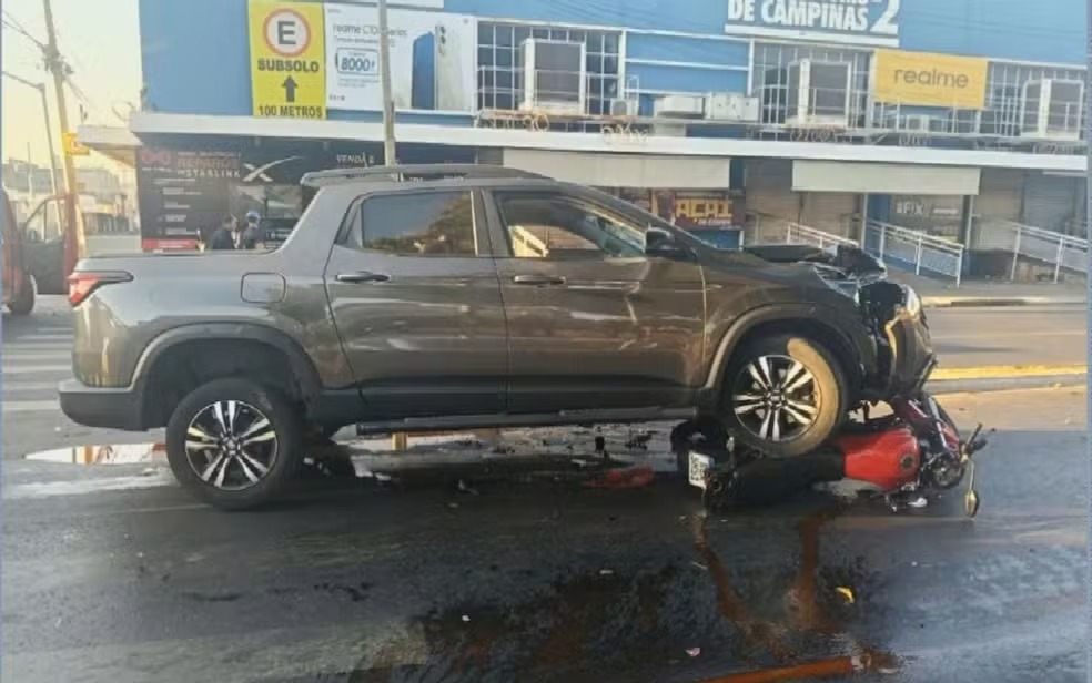 Casal que estava em moto foi atingido por caminhonete que era dirigida por adolescente de 17 anos bêbado — Foto: Reprodução/TV Anhanguera