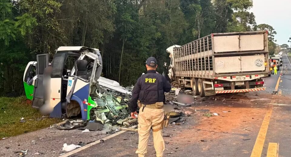 Acidente entre ônibus e carreta deixa 23 mortos e quatro feridos no Paraná — Foto: PRF