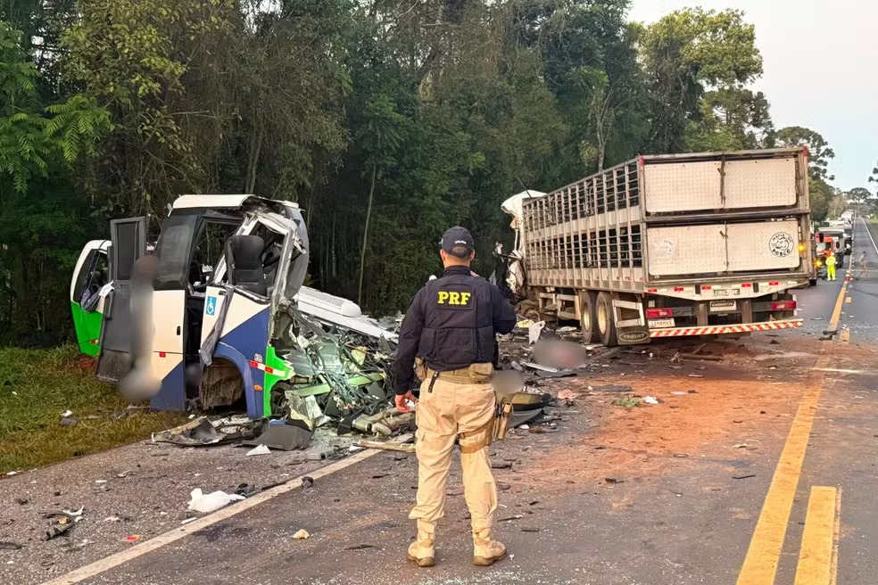 Acidente entre ônibus e carreta deixa 23 mortos e quatro feridos no Paraná — Foto: PRF