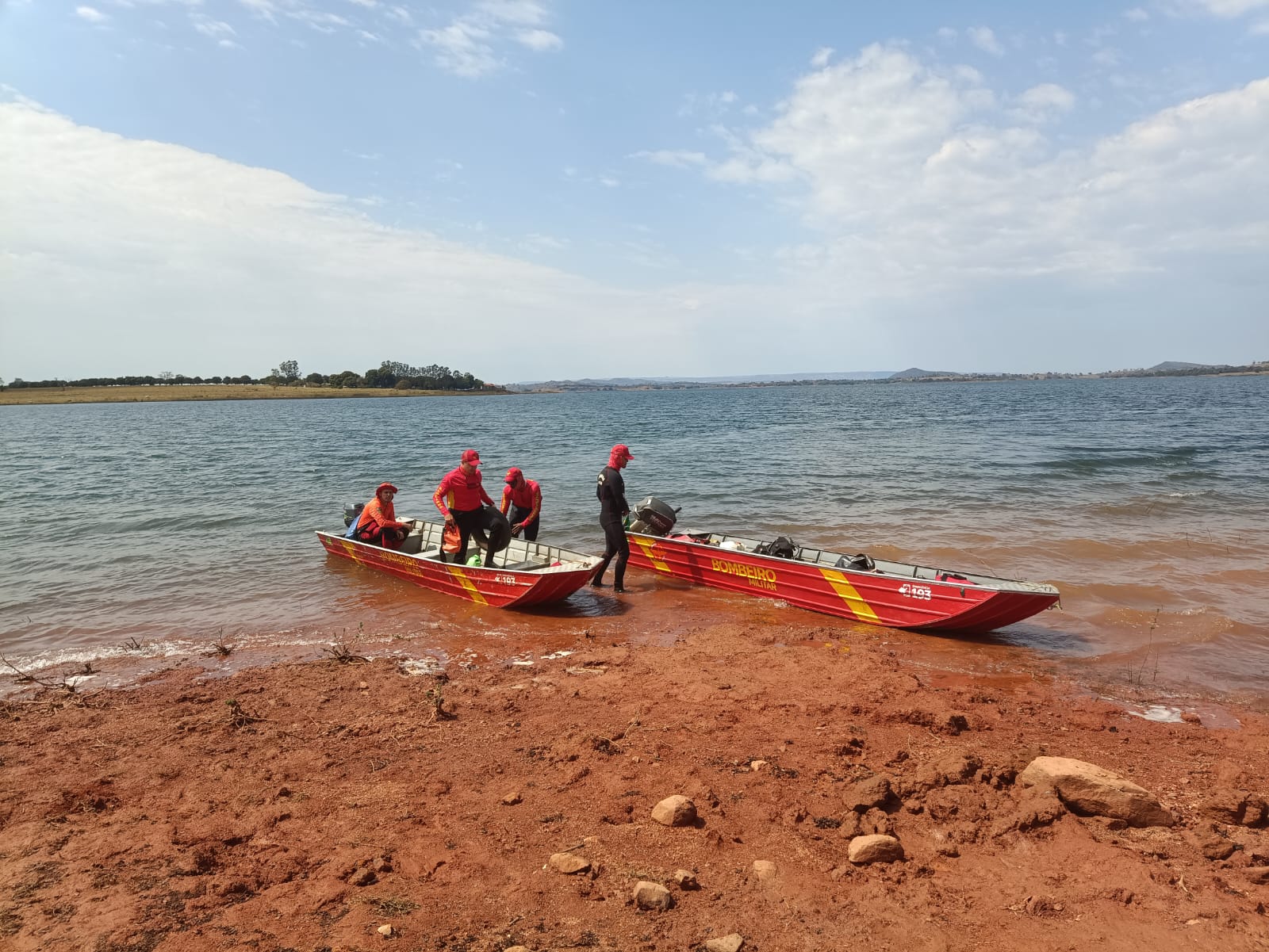 Dois homens estão desaparecidos após barco naufragar no Rio Paranaíba
