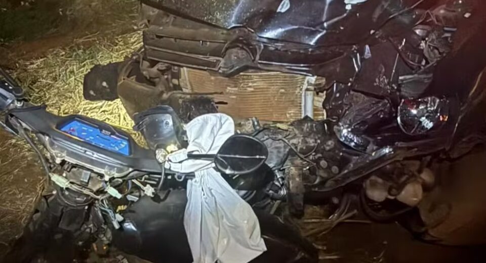 Carro atinge ciclomotor na GO-164, em Quirinópolis, Goiás — Foto: Divulgação/Corpo de Bombeiros