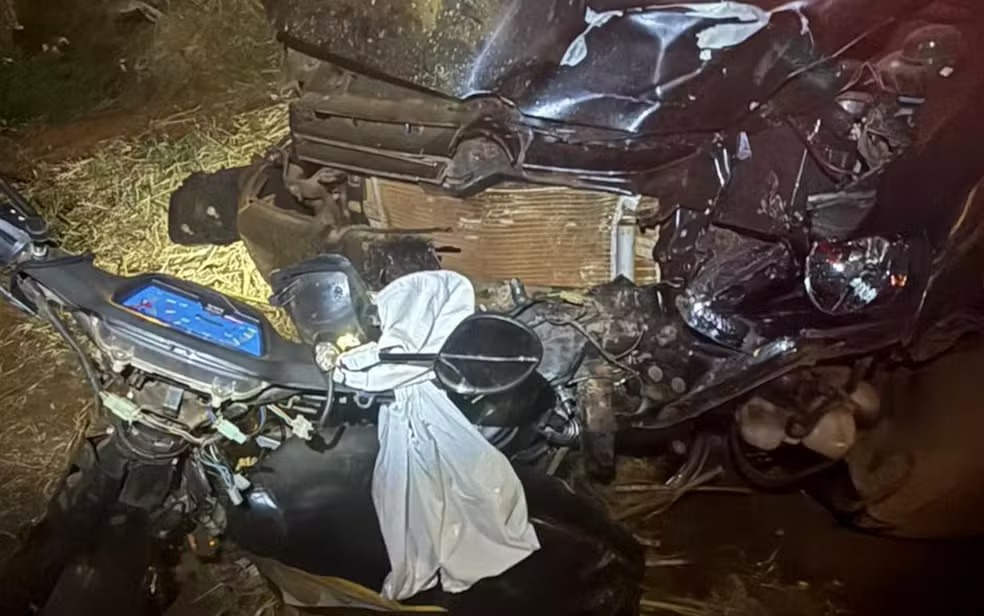 Dois jovens morrem após ciclomotor ser atingido por carro na GO-164