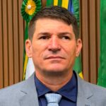 Motociclista fica prensado entre caminhões e sai ileso em Goiânia