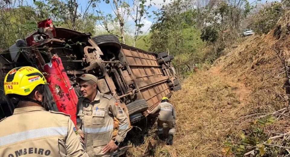 Acidente envolvendo caminhão e ônibus deixa feridos, em Goiás — Foto: Divulgação/Corpo de Bombeiros