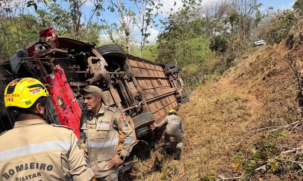 Acidente envolvendo caminhão e ônibus deixa feridos, em Goiás — Foto: Divulgação/Corpo de Bombeiros